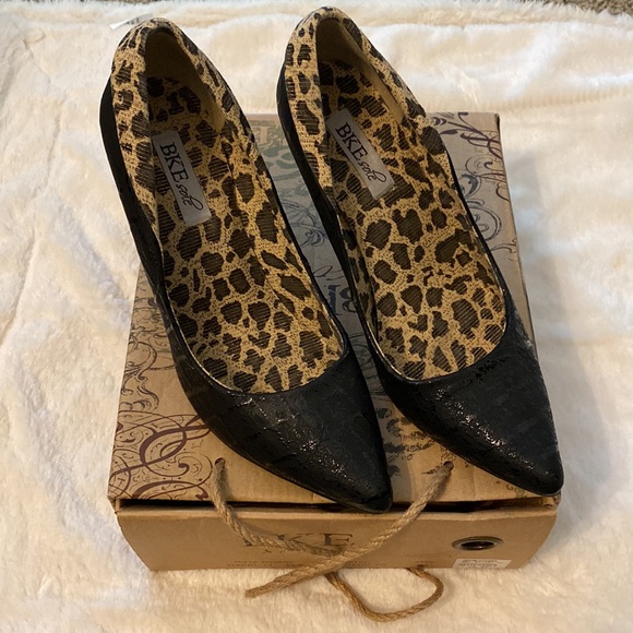 BKE Heels, size 8.5, textured material with leopard print details - Picture 4 of 6